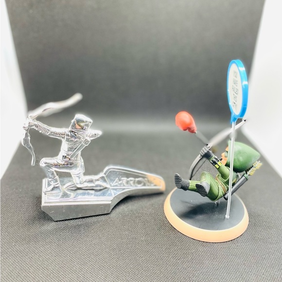 Set of 2 DC Comics “Arrow” Collector Items - Picture 2 of 9